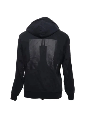 J.Lindeberg Svart hoodie  - Säljer en svart hoodie med huva och dragsnören. På ryggen finns ett stort, stilrent tryck i svart som ger en clean look. Hoodien har en klassisk känguruficka framtill och ribbade muddar vid ärmar och nederkant. Perfekt för dig som gillar enkel men snygg streetwear.
