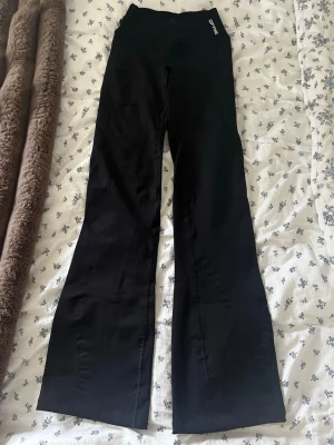 Dfyne vision flares  - Dfyne vision flares i färgen svart storlek xs, regular. Säljer billigt pga ett hål (se bild nummer 3) som säkert skulle gå o laga. 