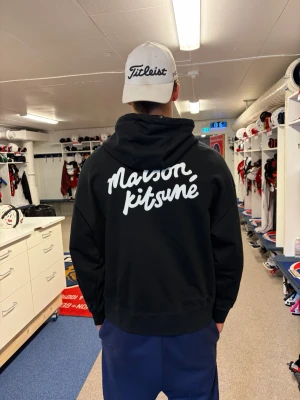 Maison Kitsuné hoodie - Helt ny, endast provad | Storlek M | Maison Kitsuné | Nypris 3000kr