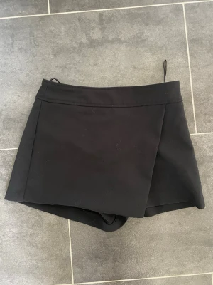 Svart shorts kjol  - Jätte snygg svart shorts kjol. 