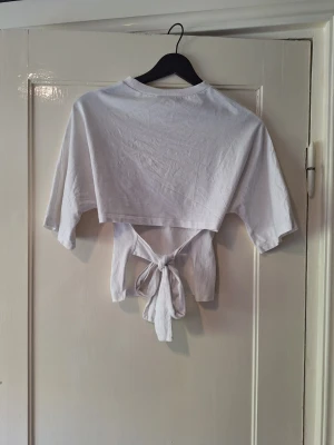  Vit knyttopp Nelly - Säljer den vita knyttoppen från nelly i storlek xxs i mycket bra skick✨️✨️ Obs ingen bild på då den är för liten...