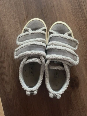 Inuikki sneakers  - Inuikki sneakers i grått, köptes förra året så använda 1 vinter/vår! Går helst ej ner i pris.