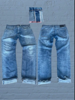 Levi's 502 selvedge jeans  - Säljer ett par Levi's Made & Crafted jeans i klassisk blå denim med slitningar. Det är äkta selvedge modell 502. Storlek 34/34. Finns små defekter som syns på bilderna. Mått: längd- 109 cm midja - 45 cm benöppningen - 20 cm lårvidd - 28 cm