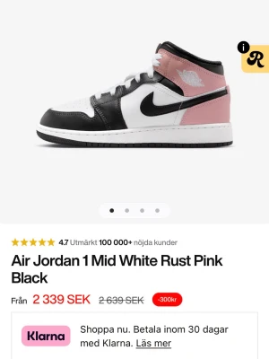 Air Jordan 1 Mid White Rust Pink - Snygga Air Jordan 1 Mid sneakers i vitt, svart och rostrosa. Skorna har klassisk siluett med svart swoosh,  finns, svarta och rosa  snören med! och rosa detaljer på hälen. Tillverkade i läder med perforerad tå för extra andningsförmåga. Perfekta för dig som vill sticka ut med din stil. Passar 37-40 då storleken är rätt flexibel och skorna andningsbara! Köpta för 2700kr