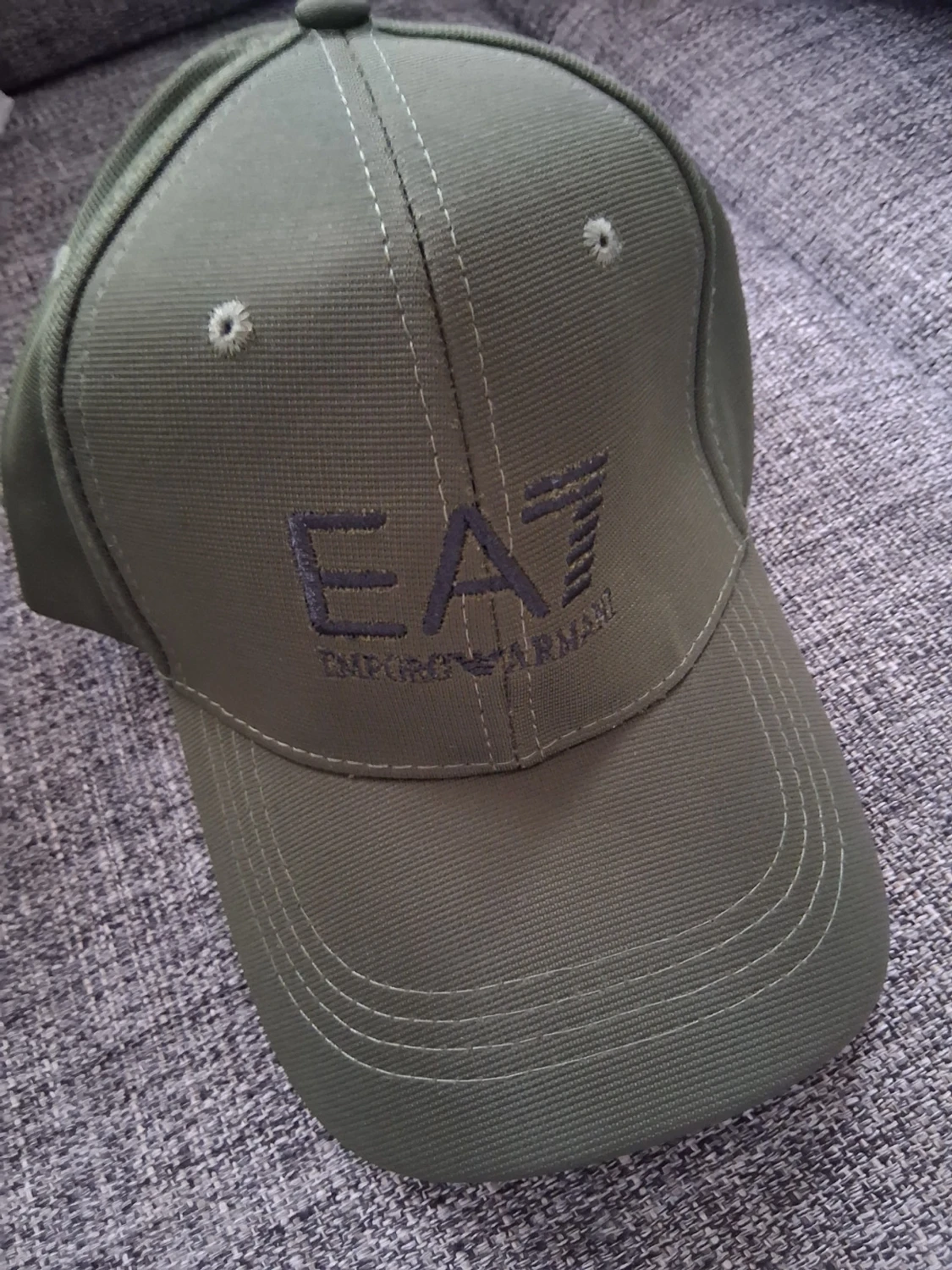 Olivgrön keps från EA7 Emporio Armani