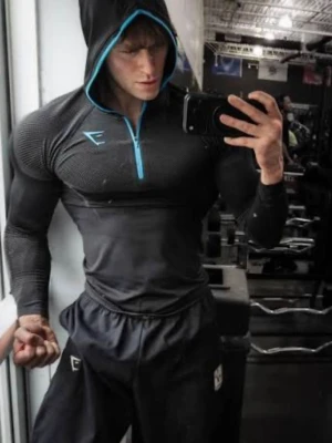Gymshark Onyx V5 - Helt ny och oanvänd Gymshark Onyx 5.0 Seamless Hoodie i blå, storlek M – Muscle Fit. Exklusiv och limiterad Onyx 5.0-modell med kraftig seamless-konstruktion och tight, skulpterande passform som framhäver fysiken. Utvecklad för träning med stretchigt premiumtyg och hög komfort. Fortfarande helt ny i originalförpackningen.