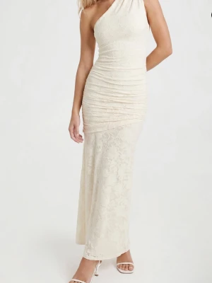 Lång spetsklänning  - Elegant långklänning i cremevitt med spetsdetaljer och oneshoulder-design. Klänningen har figurnära passform, lätt rynkade partier upptill och ett mjukt fallande tyg nedtill. Helt ny!