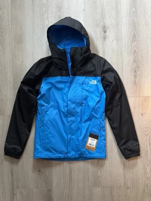 The North Face Quest Triclimate Jacket – XS - The North Face Quest Triclimate Jacket – XS  Säljer en The North Face Quest Triclimate Jacket i en snygg ljusblå/blå färg med svarta detaljer.  Storlek: XS Färg: Ljusblå/blå & svart Skick: Helt ny med originaltaggar kvar 3-i-1-jacka – praktisk och mångsidig för olika väderförhållanden Vind- och vattentät ytterjacka med DryVent™-teknologi  Perfekt både till vardags, promenader och utomhusaktiviteter. En riktigt fin och funktionell jacka från The North Face!  Hämtas i centrala Alingsås eller frakt