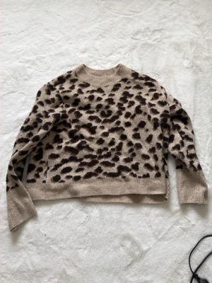 H&m leopard tröja -  Säljer denna superfin stickade tröja då i användaren längre. Inga defekter🤗
