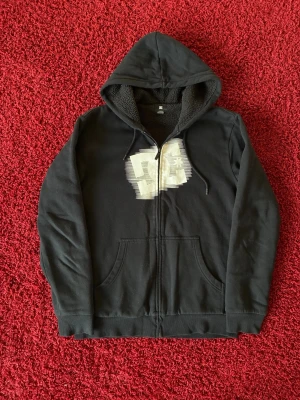 Fodrad DC hoodie - Fodrad varm Dc hoodie i storlek M. Hela hoodien är fodrad förutom ärmarna, som också har dubbelt lager. Den är något använd och nopprig. Mått: axelbredd - 51 cm, längd - 69 cm. Skriv för fler bilder och frågor!