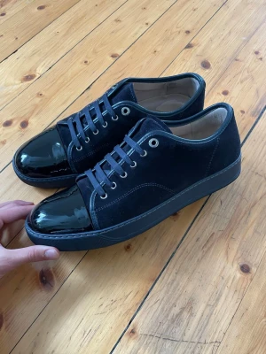 Lanvin skor  - Hej, säljer nu dessa svin snygga lanvin skor. Skorna är i fint skick!  Begränsat antal boxar och dustbag. Hör av dig vid frågor.