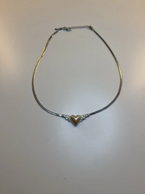 Silverhalsband med hjärthänge - Osäker om det är äkta silver så säljer billigt