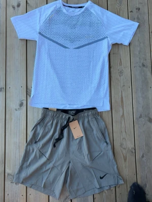 Nike set  - Säljer detta Nike settet i storlek medium men är small skriv om ni är intresserad av att köpa fraktar samma dag vid köp innan 21:00 