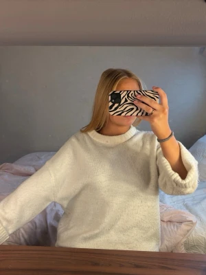 Vit oversized stickad tröja - Fin!