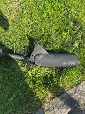 Yasuni eco rör - Säljer en svart avgassystem från Yasuni. Tillverkad i metall med mattsvart finish och tydlig Yasuni-logga på sidan. Passar till moped och har fäste för montering. Perfekt för dig som vill uppgradera ljudet eller utseendet på din moppe.