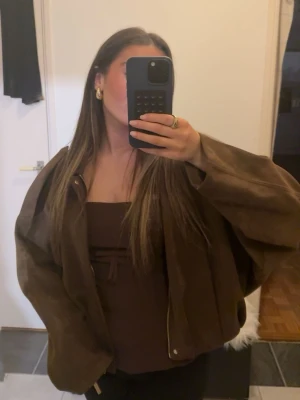 Brun jacka ZARA - Snygg brun mockajacka med oversized passform och dragkedja framtill. 