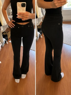 Svarta bootcut jeans XS - Säljer ett par svarta bootcut jeans i storlek XS med full längd. Jeansen har hög midja och är utsvängda. Säljer dom då de inte kommer till användning och har endast haft dom fåtal gånger☺️🫶🏼