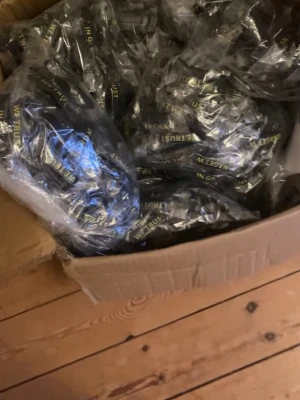 Svart aik armband  - Säljer en svart keps med gul text där det står 'IN GNAGET WE TRUST'. 
