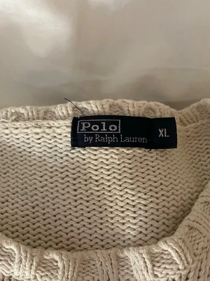 Ralph Lauren tröja med amerikanska flaggan - Vit Polo Ralph Lauren tröja med den klassiska flaggan på framsidan. Stickad tröja. Står storlek XL men passar som M. Säljer då den inte används.
