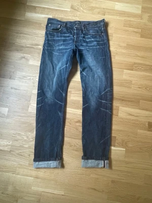 Apc selvedge jeans - Apc petit standard jean droit etroit i fint skick, inget slitage i grenen, skickar gärna mått eller fler bilder! Slim-rak passform