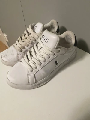Vita Polo Ralph Lauren sneakers - Vill få sålt så snabbt som möjligt. Endast Instabox 