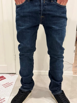 Mörkblåa replay jeans  - Helt nya Mörkblåa replay jeans i modell Watiom, storlek 31/30 modellen är 173 cm väger 64 kg hör gärna av er vid funderingar. Svarar snabbt och fraktar inom 24 timmar 