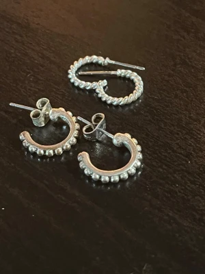Örhängen - Säljer sex par örhängen i. 15kr styck 