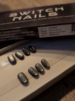 Switch Nails Onyx Cat Eye Square Extra Short - Switch Nails Onyx Cat Eye Square Extra Short. Oanvända och utan tillbehör. Strl 10, 12, 13 och 14 x 2.