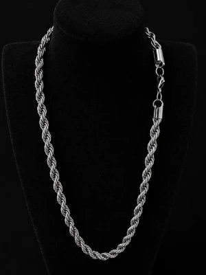 Cordell Halsband Silver 7 mm - Säljer ett stilrent halsband med tjock repkedja i silverfärgad metall. Halsbandet har en vriden design som ger en cool och modern look. Låset är robust och smidigt att använda. Perfekt accessoar för att lyfta din outfit.