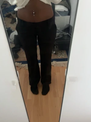 Svarta raka kostymbyxor - Säljer ett par svarta kostymbyxor med rak passform och hög midja. Byxorna har klassisk look och är perfekta för en clean och stilren outfit. Materialet känns mjukt och följsamt, vilket gör dem bekväma att bära hela dagen.