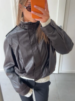 Läderjacka - Säljer denna skitsnygga bomberjacka i skinn/läder!🥰 aldrig använd med lappar kvar! Köpt för 700 kr på bershka (slutsåld på hemsidan), säljer för 570 kr❤️