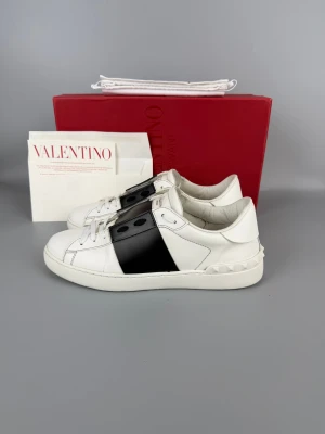 Valentino Open Sneaker Black | 42 - Svarta Valentino-sneakers i mycket gott skick. Storlek 42, med originalbox och tillbehör.