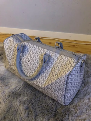 Duffel bag vit - One sidor oanvänd med extra sele 