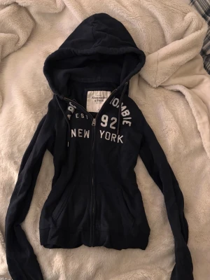 Vintage Abercrombie zip kofta - Svart vintage Abercrombie huvtröja i fint skick! Stl M men mer som en S!💞