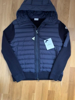 Mörkblå pufferjacka från Moncler -  Passar även XL TAR EMOT BYTEN OCKSÅ 