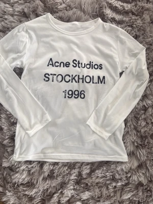Vit långärmad topp Acne Studios - Vit långärmad topp från Acne Studios. Tunn och mjuk känsla.