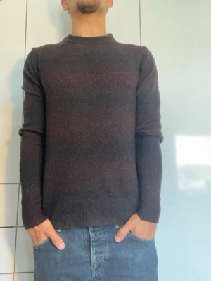 Vinröd och svart randig stickad tröja