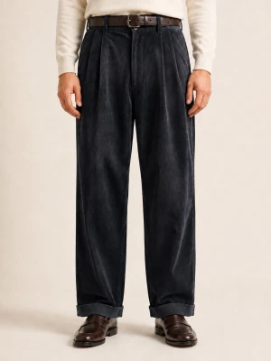 #33CHAPS by Ralph Lauren – Manchesterbyxor  - Snygga svarta manchesterbyxor med vida ben och uppvikta benslut. Byxorna har hög midja, pressveck och klassisk femficksdesign. Perfekta för dig som gillar en avslappnad men stilren look.