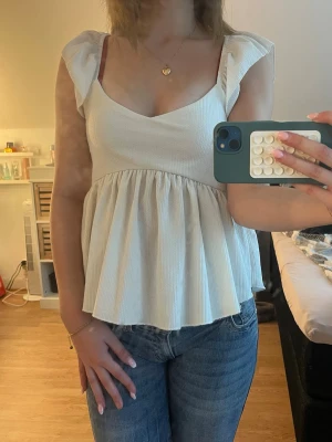 Vit blus  - Jätte fin vit blus från Lager 157, tröjan är i väldigt bra skick men kommer tyvärr aldrig till användning, skriv vid frågor💕