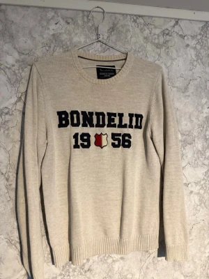 Beige/vit stickad tröja Bondelid - Tjena, säljer nu en beige/vit stickad tröja från Bondelid. Den är bra skick, storlek S, har du någon fundering är de bara att skriva, ge gärna prisförslag!!
