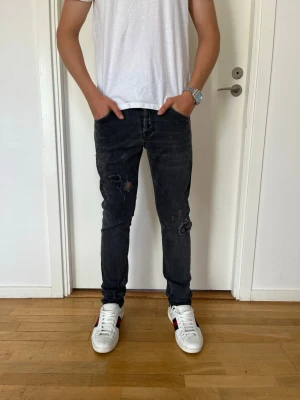 30 - Dondup mius (som George) jeans. Längd 99cm. Midja 38cm. Hör av dig vid yttligare frågor.