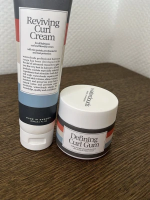Waterclouds styling för lockigt hår - Två produkter från Waterclouds: Reviving Curl Cream och Defining Curl Gum. Perfekta för att framhäva och definiera lockar. Kommer i tub och burk med stilren design i vitt, svart, blått och rött. Innehåller vårdande ingredienser som risprotein och provitamin B5.