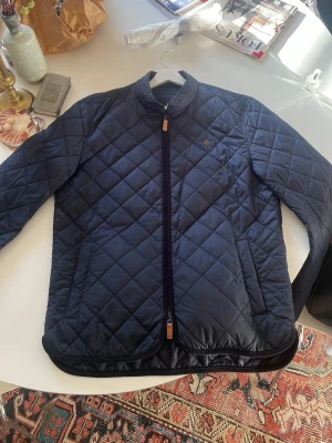 Marinblå Morris Stockholm Quilted Jacket - En perfekt höst/vårjacka! Mycket skön. Storlek L. Inga slitage eller liknande. Nypris: 2300kr 😪🤬. Mitt pris: 1100kr🎉🥳😱. Priset kan diskuteras. 