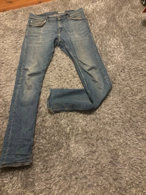 Tiger of sweden jeans - Säljer dessa snygga tiger of sweden jeans. De är i använt skick men riktigt feta. Slitningar runt fickorna och backfickorna. Prisets har satts efter skicket. De är slimfit kan fixa bild hur de sitter privat!