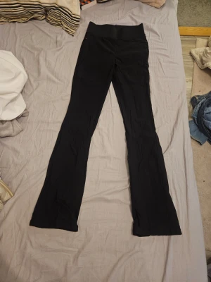 Svarta utsvängda leggings - Säljer ett par svarta leggings med hög midja och utsvängda ben. De har en bred resår i midjan. Används inte längre men är i bra skick om man stryker dem🥰 prisförslag är välkomna💕