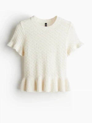Vit stickad topp från H&M - Supersöt vit stickad topp ifrån H&M med korta ärmar och volangkant nedtill. Tröjan har rund halsringning och ett diskret strukturmönster över hela plagget. Endast använd en gång. Nypris 199, pris kan diskuteras.