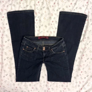 ultra lowrise bootcut jeans  - jättefina jeans midja 36  innerben 80 passar s och är stretchiga med bekväm passform    