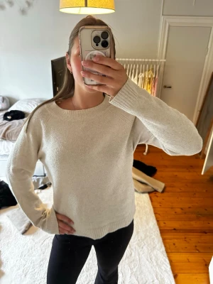 Stickad tröja  - Stickad tröja från Vero Moda. Använd och tröjan är därmed nopprig men inga defekter såsom hål. Kan tvättas om så önskas. Bara att skriva ifall ni har några funderingar eller vill ha fler bilder!