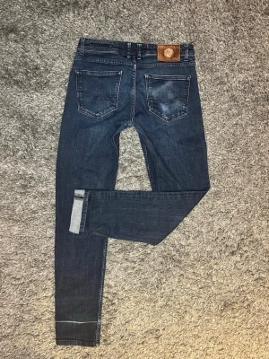 Mörkblå Jacob Cohën selvedge jeans  - Säljer ett par mörkblåa selvedge jeans från Jacob Cohën. Jeansen är limited edition och finns endast i några hundra i världen (nypris 6000-8000) Jeansen är i strl 33. Vilket jag skulle säga är W32 L32. Skriv vid fler frågor🙌