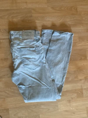 Jeans från Jack & Jones - Gråa Jeans från Jack&Jones, slitage på knät    Storlek W30 L30, Slim Fit